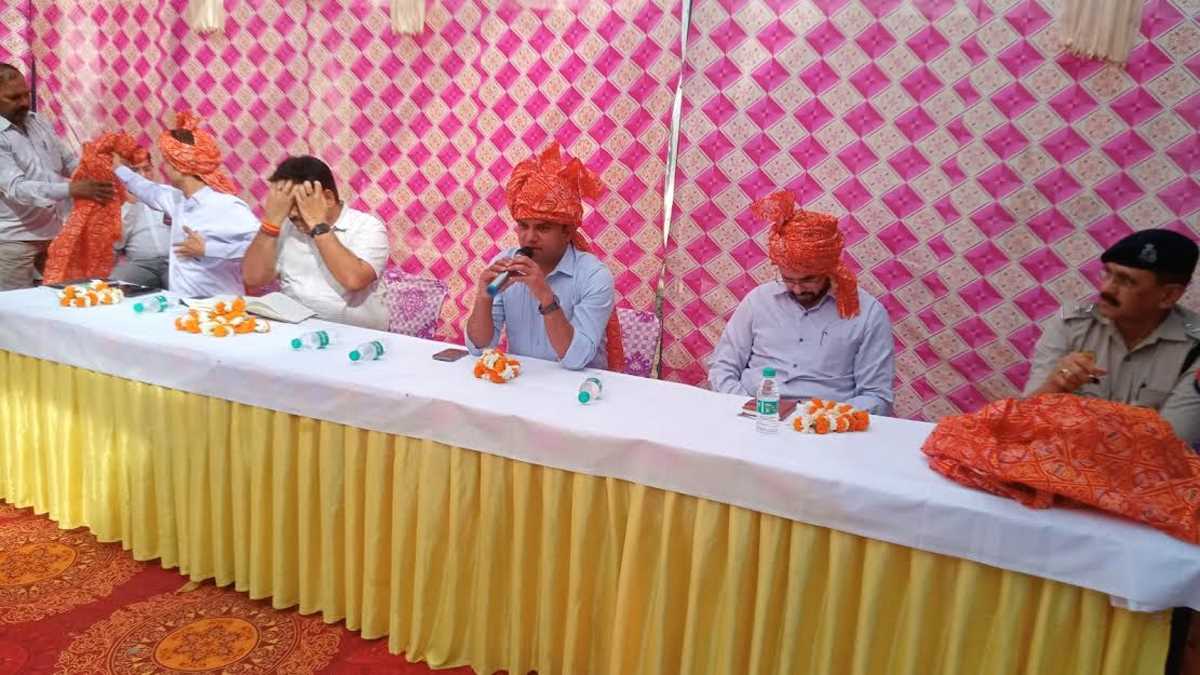 ग्रीन फील्ड एक्सप्रेसवे से प्रभावित किसानों से डीएम ने की वार्ता